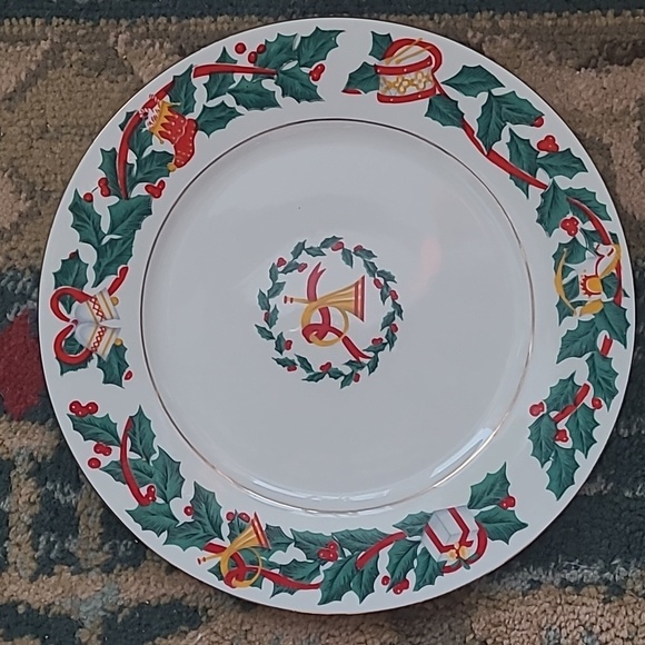 ROYAL MAJESTIC FINE CHINA 'CHRISTMAS EVE' PLATES SET OF 4 - Picture 2 of 15